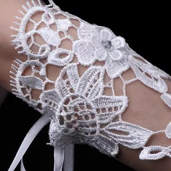 Białe krótkie rękawiczki ślubne damskie ślubne rękawiczki bez palców eleganckie cyrkonie białe koronkowe rękawiczki ślubne akcesoria ślubne