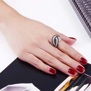 Sprzedaż bezpośrednia marki biżuterii Bezpłatna wysyłka modne czarne linie konstrukcja pierścienia z pełnym Jet/Clear Crystal palec pierścień kobiet