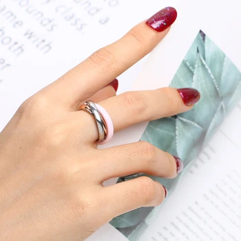 Trzy okrążenia pierścieni w jednym pierścieniu biżuteria ze stali nierdzewnej i zdrowego materiału ceramicznego nigdy nie znikają Kobiece pierścień różowy niebieski